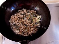 美味红烧肉炖干白菜做法图解5)
