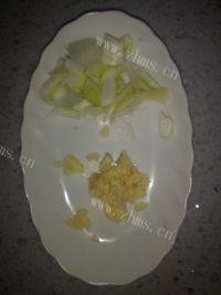美美厨房之皮蛋豆腐做法图解4)