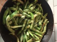美味的铁锅排骨炖芸豆的做法图解六