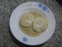 美味的豆沙馅芝麻糯米饼做法图解7)