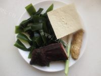 美味的腊味海带炖豆腐做法图解1)