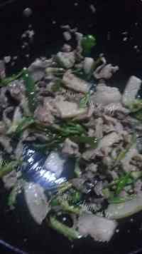 家常菜青椒炒肉做法图解8)