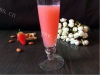 美味的酸奶草莓奶昔做法图解5)