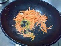 家常菜胡萝卜丝炒土豆丝做法图解4)