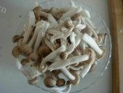 美味的蟹味菇肉丸汤做法图解3)
