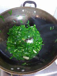美味的韭菜炒河虾做法图解5)