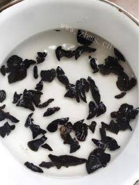 美味的虾仁猪肉大葱水饺做法图解4)