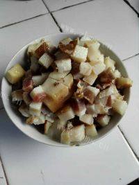 色味俱全的腊肉豌豆糯米饭做法图解2)