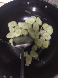 满口清香的黄瓜炒蛋做法图解3)