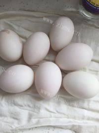 美味的腌鸭蛋做法图解1)