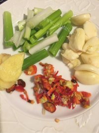 美味姜葱大龙虾做法图解7)