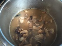 美味的鱿鱼炖排骨做法图解9)
