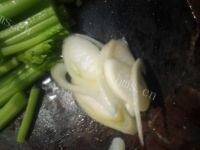 香气逼人的腊肠炒芹菜做法图解4)