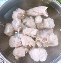 美味的时蔬排骨汤做法图解3)