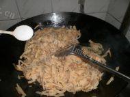 家常菜干豆腐炒韭菜做法图解6)