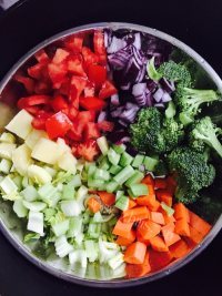 家常七彩蔬菜炖牛肉做法图解2)