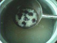 美味早餐大米红枣粥做法图解4)