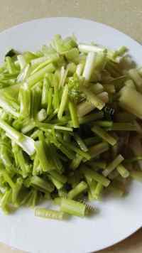 美味的芹菜炒牛柳做法图解2)