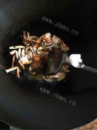 好吃的姜葱炒大闸蟹做法图解8)