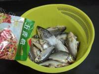 美味的五香小鲫鱼做法图解3)