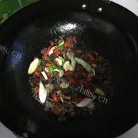 家常菜胡萝卜木耳炒肉做法图解8)