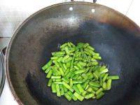 家常菜四季豆炒五花肉做法图解3)