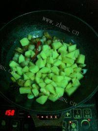 简单版五花肉烧土豆做法图解5)