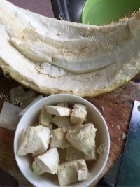 特色香菇榴莲煲排骨做法图解3)