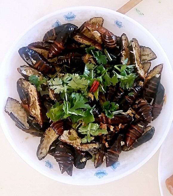 色味俱佳的干煸蚕蛹