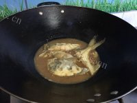 可口的红烧鲳鱼做法图解10)