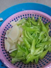 家常菜尖椒土豆片做法图解3)