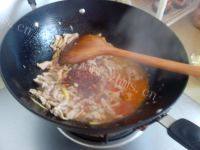 家庭版酸豆角炒肉做法图解5)