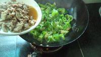 家常菜菜椒炒肉做法图解7)