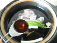 美味的东北酸菜炖羊骨做法图解6)