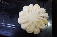 自制椰蓉花型面包做法图解11)
