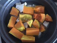 家常南瓜香芋海鲜煲做法图解2)