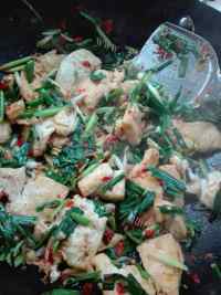 好吃的糟辣子蒜苗炒煎豆腐做法图解4)