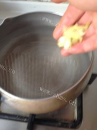 热腾腾的紫菜蛋花汤做法图解5)