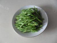 自制四季豆炒肉丝做法图解1)