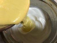 草莓蛋糕卷做法图解5)