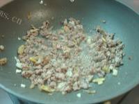 美味的腌菜炒肉做法图解6)