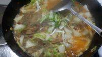 家常菜白菜猪肉炖粉条做法图解13)