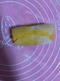 美味的南瓜玫瑰花卷做法图解3)