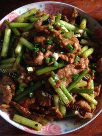 家常菜蒜苔炒肉做法图解2)