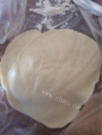 美味的韭菜鸡蛋合子做法图解3)