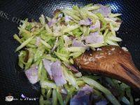 家常菜香芹炒腊肉做法图解10)