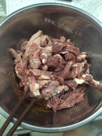 美味的麻辣猪肉干做法图解2)
