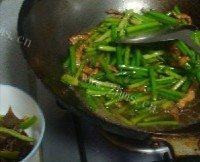 家常菜蒜薹木耳炒肉丝做法图解7)