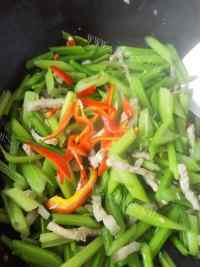 家常菜芹菜炒肉做法图解5)