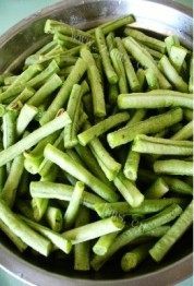 色泽不错的肉丝炒豇豆做法图解2)